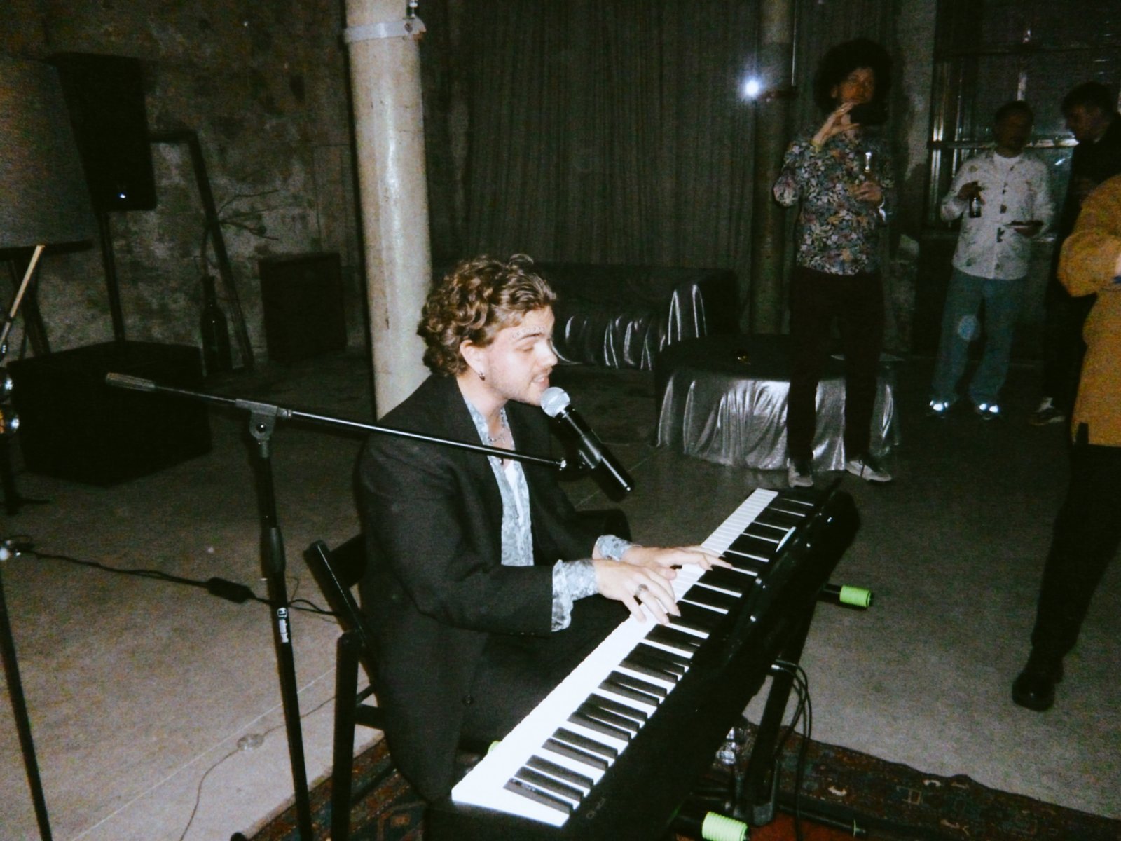 The pianist singing at the keyboard