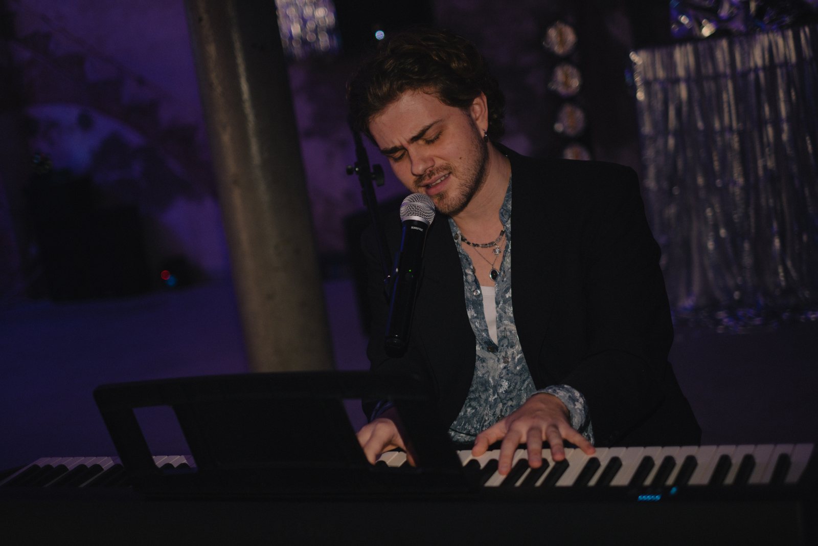 The piano karaoke singer at the keys