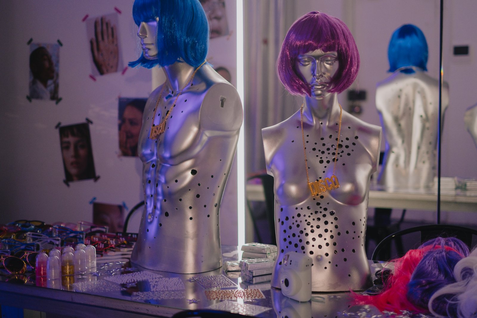 Silver mannequins in blue and pink wigs