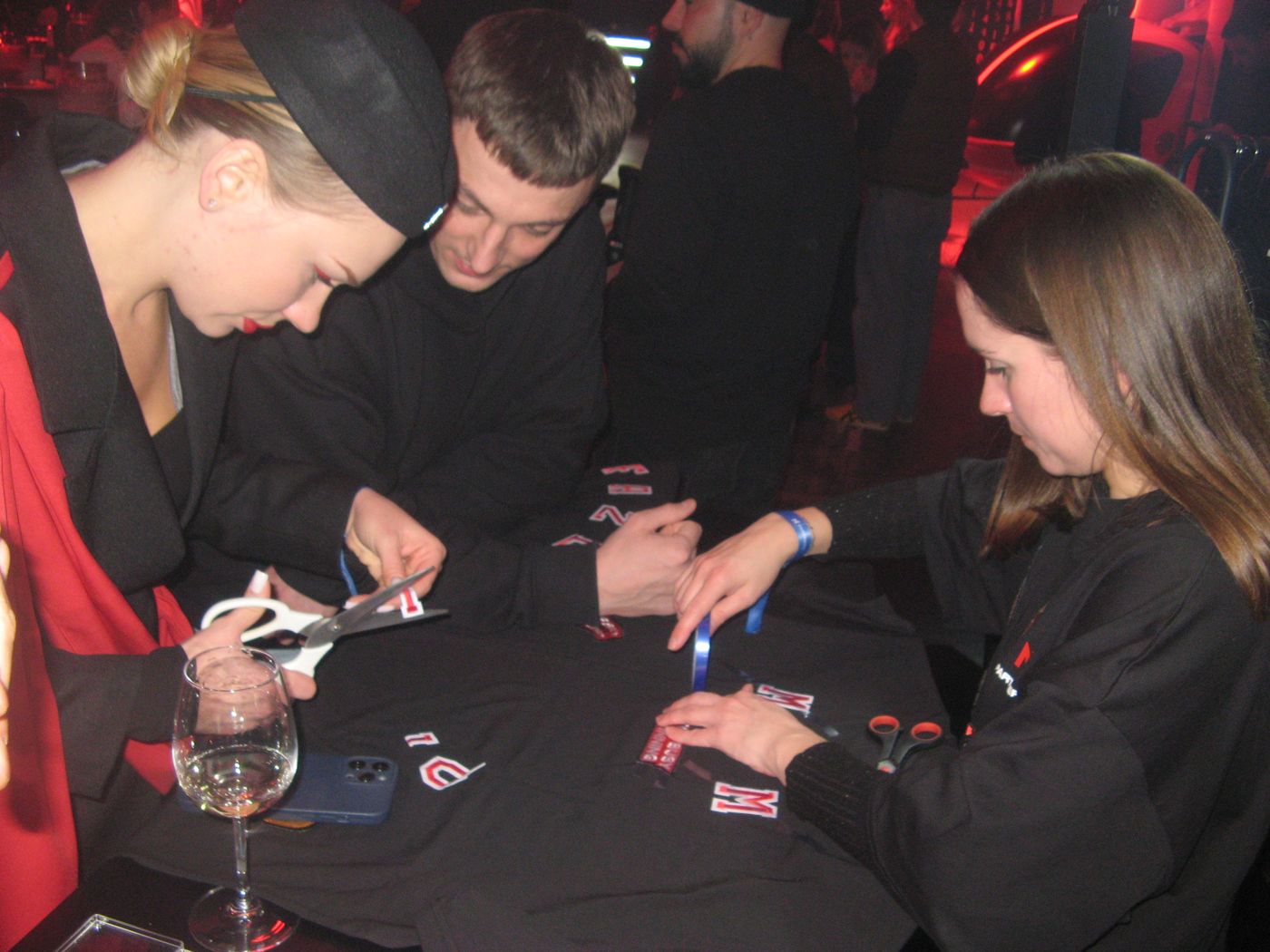 Guests laying out letters on a tee at the bar