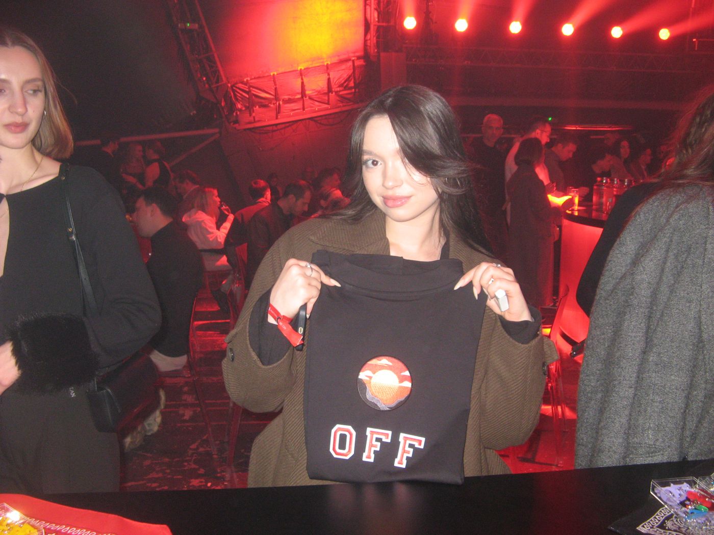 A guest holding a tote with OFF and a sunset patch