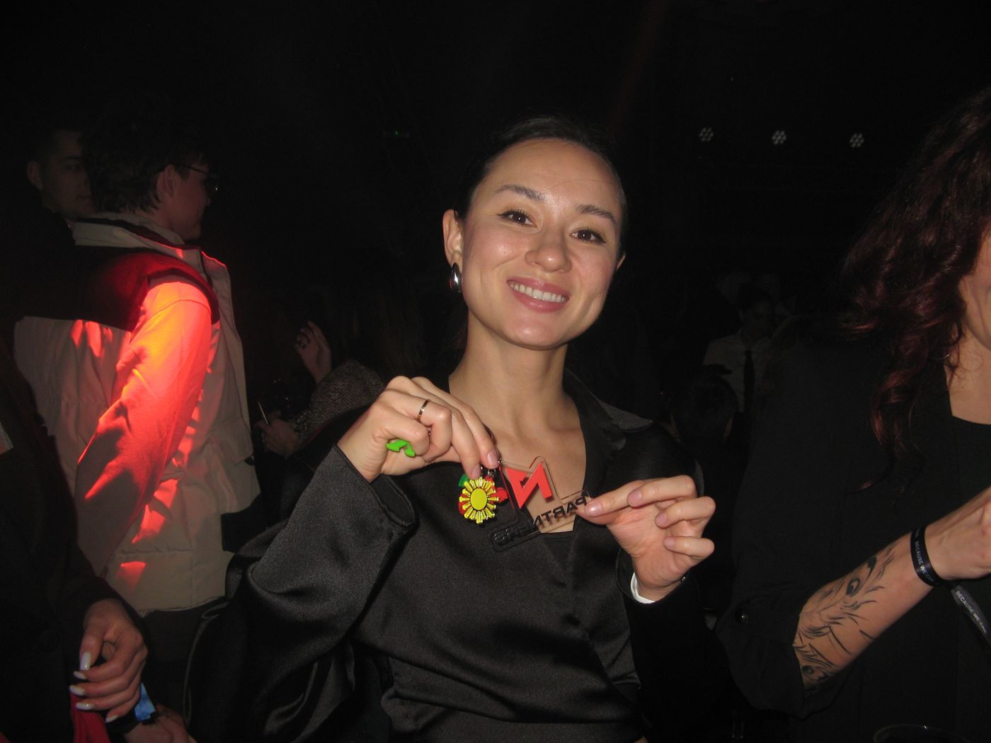 A guest showing her keychain with the red N1 tag and coloured letters